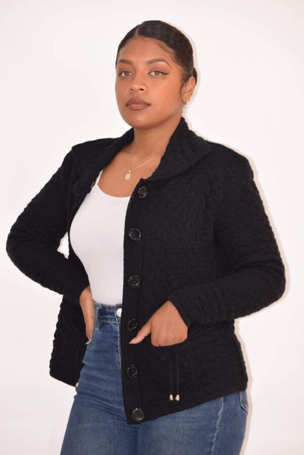 280101369_992397691429721_2360009828325808932_n Suéter de Botones